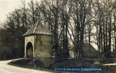 602390 Gezicht op het poortgebouw van het kasteel Groenesteijn (Langbroekerdijk A 16-18-20) te Nederlangbroek (gemeente ...